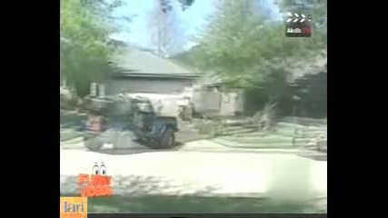 Джип изкъртва дърво