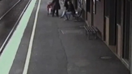 Невероятно видео на бебе оживяло след като било блъснато от влак !