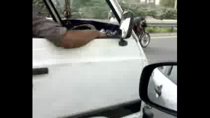 кара мотора си докато спи по магистралата в Индия!!! 