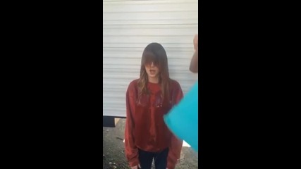 Emma Stone Completes the Als Ice Bucket Challenge!