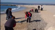Почистват плажа и крайбрежната алея във Варна