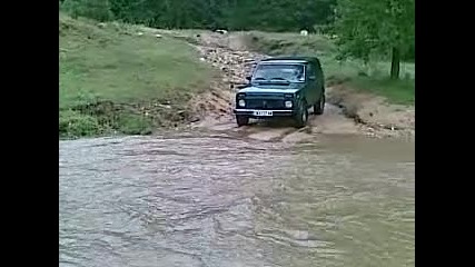 Buinovo - Burmov minava prez reka s lada niva 4x4 