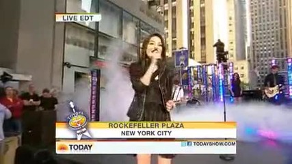 Miranda Cosgrove - Kissin U (live on Today Show) 
