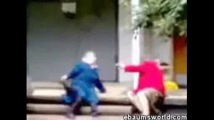 Баби Се Бият С Чанти Смях