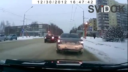 Така в Русия превозват Коледно дърво