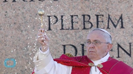 Clutching Palm Frond, Pope Francis Leads Palm Sunday Procession to Usher in Holy Week