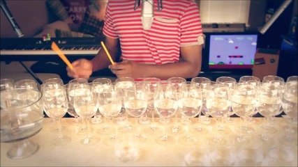 Песента от Super Mario Bros изпълнена на чаши за вино и тиган