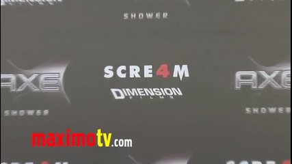 Звездите Ема Робъртс и Хейдън Панетиер на премиерата на филма си Писък 4