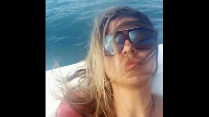 Андреа се вози на яхта в Дубай