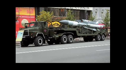 Военни камиони на фона на химна на Русия.
