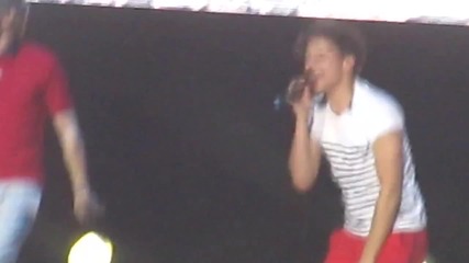 One Direction- пеят Na Na Na на концерт в Uncasville, Кънектикът 22.05.2012