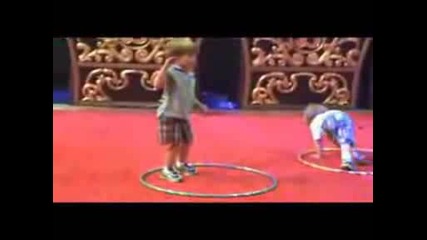 Децата на Бритни танцуват на Toxic 1