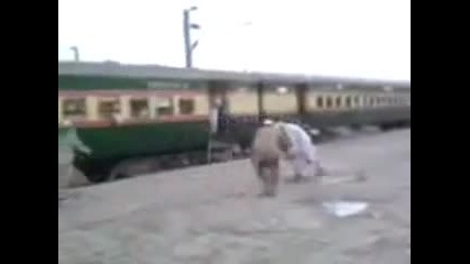 Ненормални араби изпуснаха влака ! 