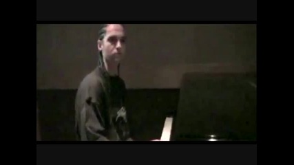 Tom Kaulitz свири Zoom Into Me на пиано