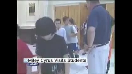 Майли Рей и Били Рей Сайръс посещават учениците в училище Кентъки 