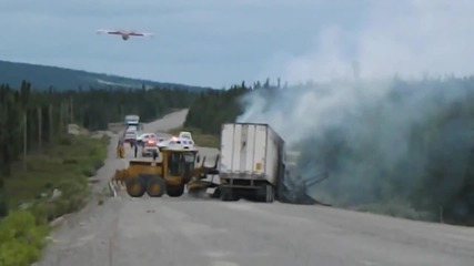 Канадски пилот с CL-415 гаси запален в катастрофа камион и предпазва близката гора