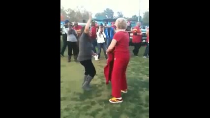 Това е яка баба 