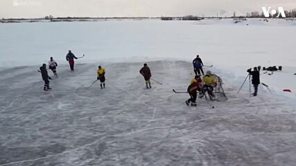 Един нестандартен спорт: Хокей на лед върху замръзнало езеро