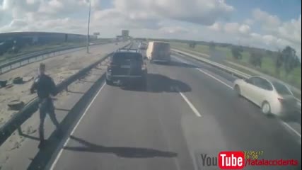 Опасно е да засичате камион...