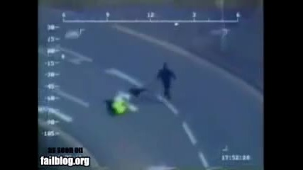 Полицейско куче се опитва да си сварши работата ! 