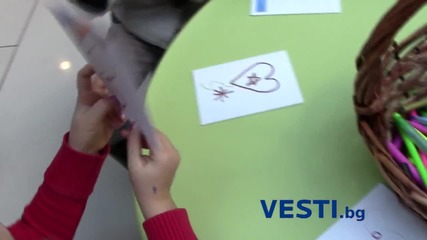 Деца рисуват картички за благотворителност