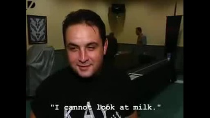 - Мъж Пръска С Мляко През Окото 