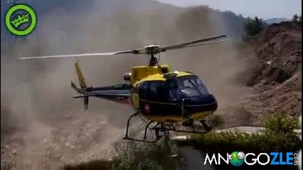 Хеликоптер взима вода от частен басейн