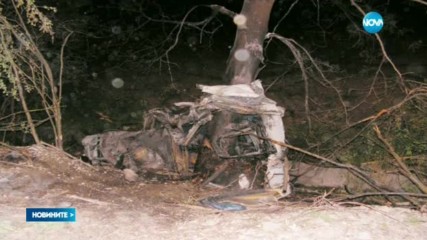 Трима души изгоряха след удар на колата им в дърво