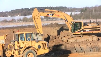 Cat 345b Getting Up On The Loading Bench 