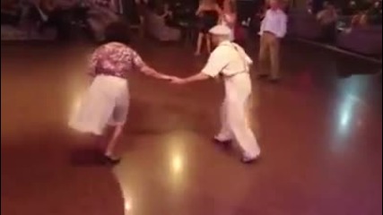 Възрастна двойка танцува прекрасно