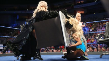 Шарлът Флеър и Кармела в мача за титлата: SmackDown LIVE
