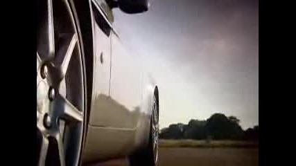Човека Cамолет Срещу Aston V8 Vantage Roadster