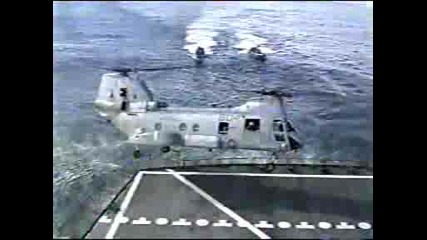 хеликоптер пада в водата