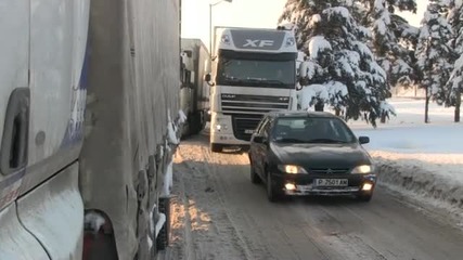Опашки от тирове създават напрежение край Дунав мост