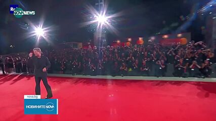 Танци и дълги овации: Пит и Клуни след премиерата на "Вълци" (ВИДЕО)