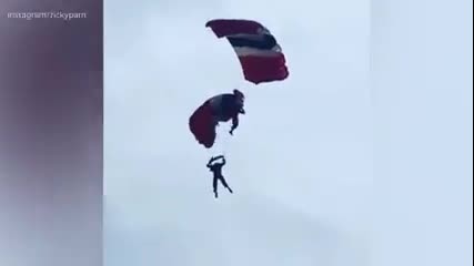 Парашутист спаси колега във въздуха на метри от земята