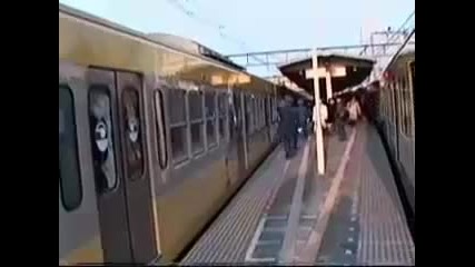 Японци послушно се тъпчат във влак ! 