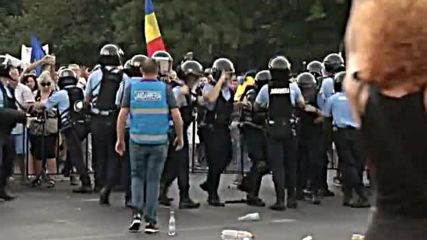 Десетки ранени и десетки арестувани по време на протест в Букурещ