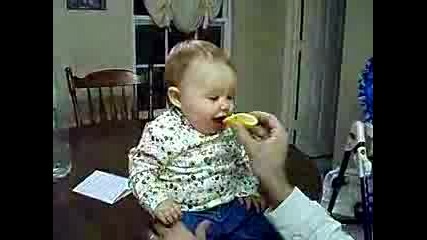 Сладко бебче яде лимон
