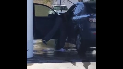 Жена на автомивка си мие колата отвътре!