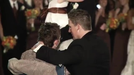 Младоженец направи специален и запомнящ момент танцувайки с майка си