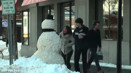 Смях със снежен човек
