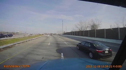 Ужасен инцидент! ТИР пука гума на магистралата, шофьорът оцелява като по чудо!