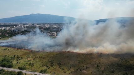 Пожар до жилищни блокове и магазини в столичния квартал „Люлин“