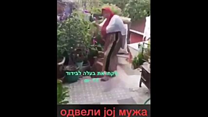Бабичка танцува пред дома си