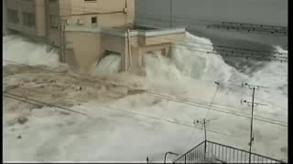 Любителски кадри от цунамито в Япония! 