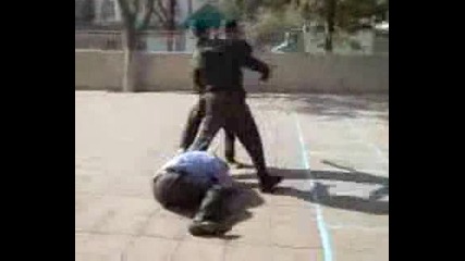 Цивилни се опитват да бият полицаи