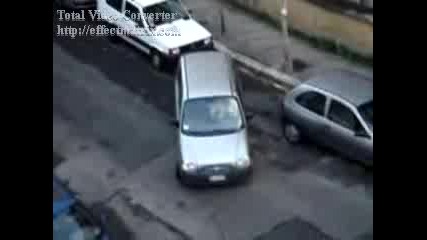 Жена шофьор се опитва паркира - Смях