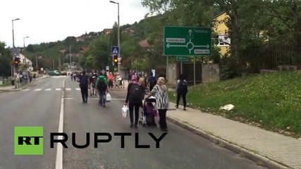 Hungary: Hundreds of refugees continue to march to Austrian border