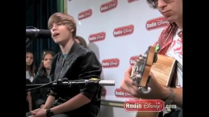 Justin Bieber пее Usmile в Radio Disney Total Access 